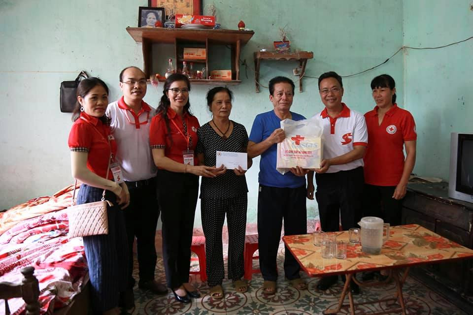 Tặng quà cho các gia đình chính sách tại tỉnh Lạng Sơn. (Ảnh: T.G/Vietnam+)