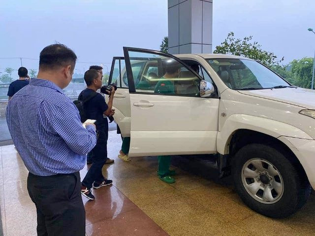 Các y bác sỹ lên xe ra sân bay. (Ảnh: PV/Vietnam+)