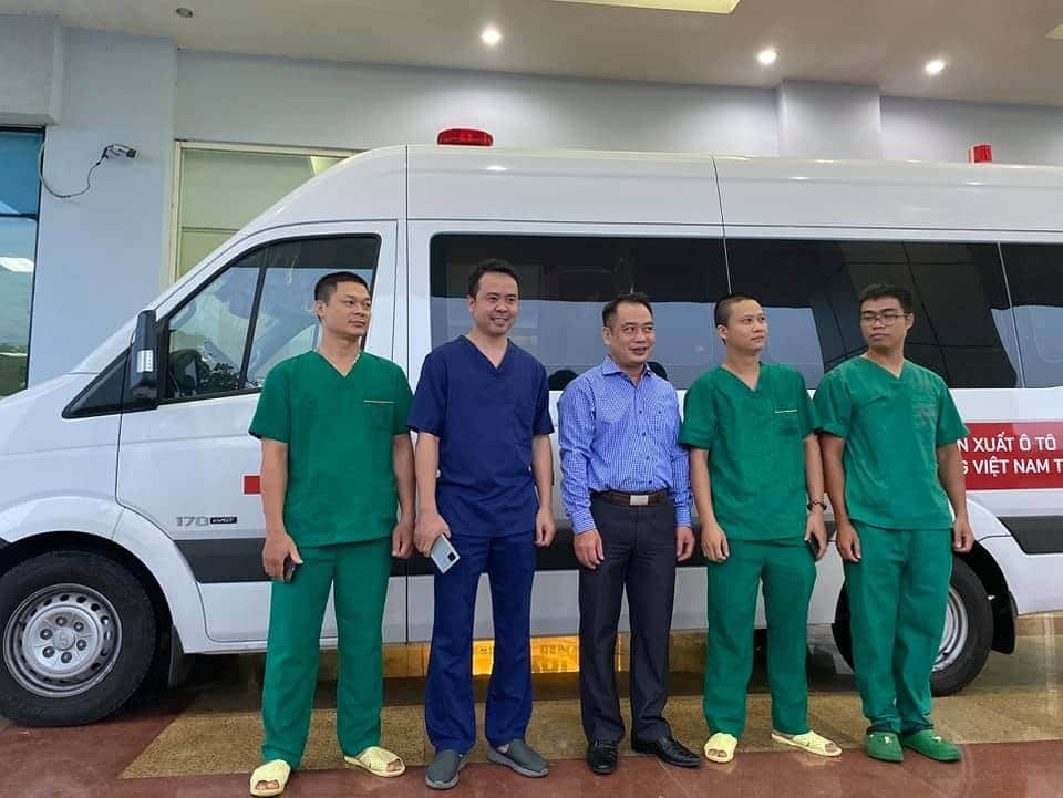 Đoàn y, bác sỹ gồm 4 thành viên (2 bác sỹ, 2 điều dưỡng) của Bệnh viện Bệnh Nhiệt đới Trung ương đã xuất phát lên đường. (Ảnh: PV/Vietnam+)