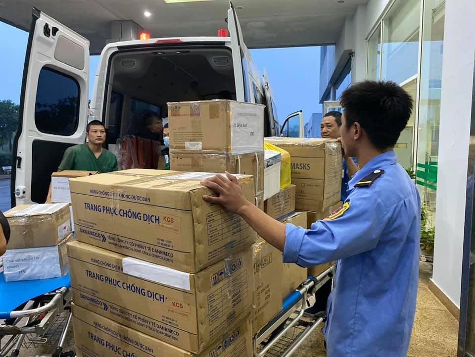 Sau khi đón đoàn từ châu Phi về sân bay Nội Bài, các công dân sẽ được điều trị và cách ly tại Bệnh viện Bệnh Nhiệt đới Trung ương. (Ảnh: PV/Vietnam+)