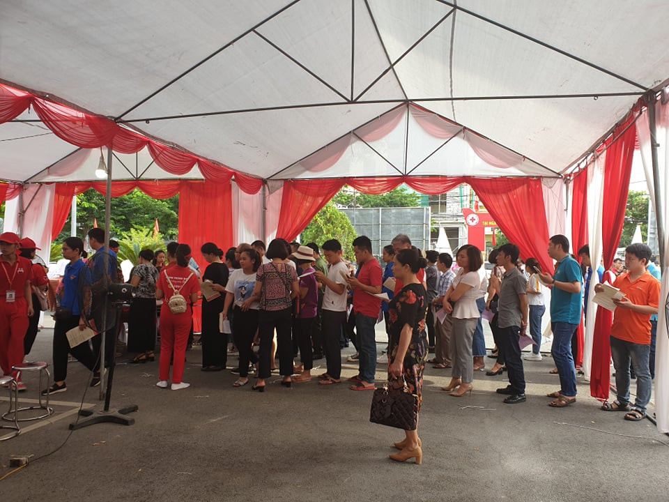 Xếp hàng khi làm các thủ tục hiến máu nhân đạo. (Ảnh: T.G/Vietnam+)