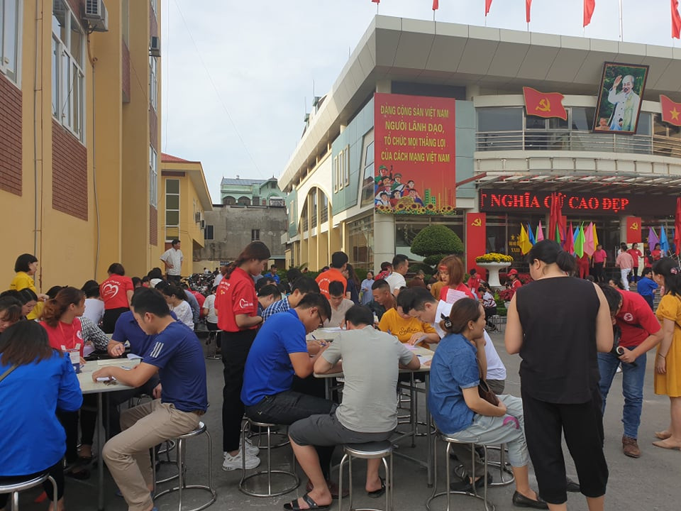 Người dân viết vào đơn đăng ký hiến máu tình nguyện. (Ảnh: T.G/Vietnam+)