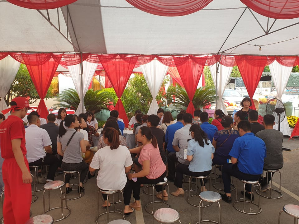 Người dân ngồi xếp hàng chờ đo huyết áp trước khi hiến máu. (Ảnh: T.G/Vietnam+)