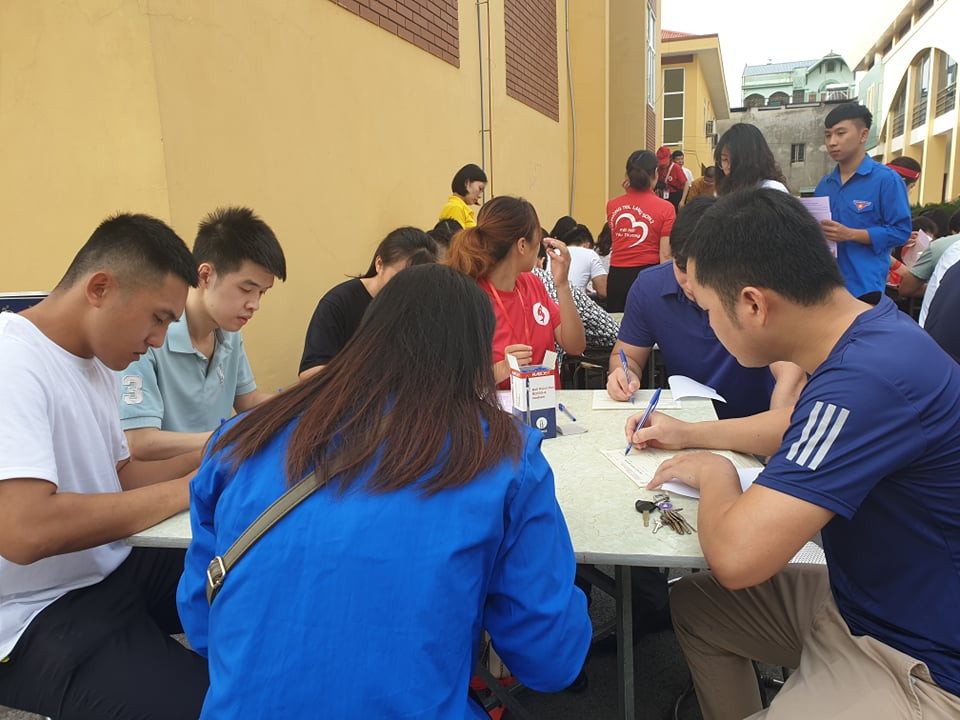 Các bạn trẻ tham gia hiến máu nhân đạo. (Ảnh: T.G/Vietnam+)