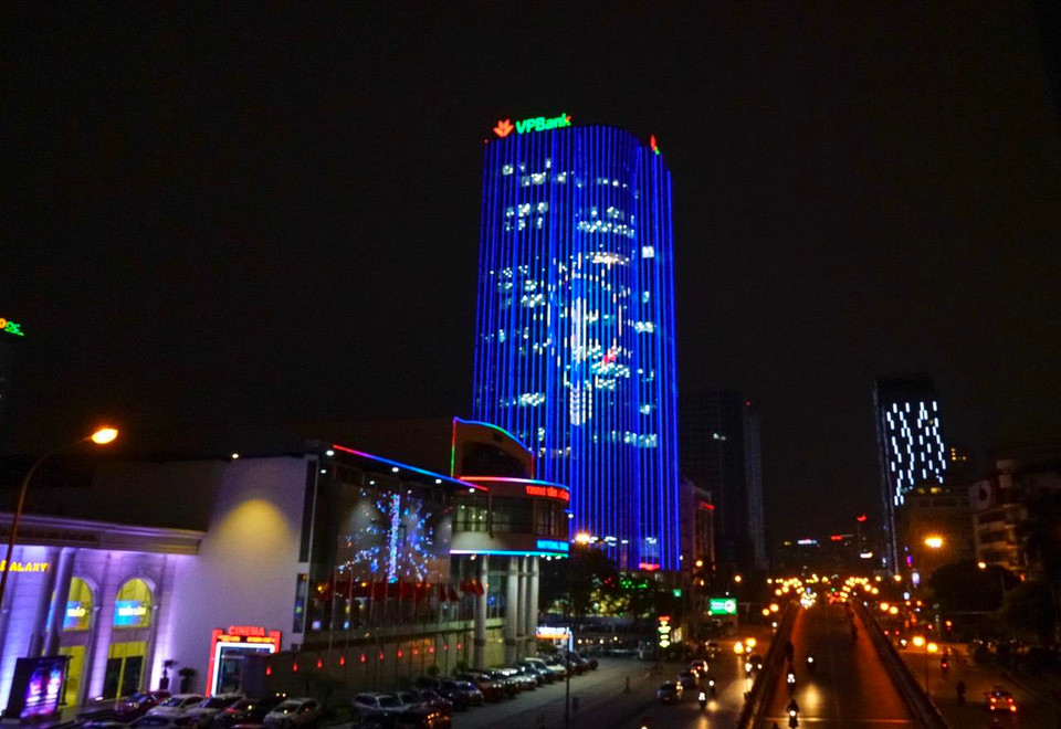  Tối 1/4, nhiều địa điểm, công trình chiếu sáng đã thắp đèn xanh vì người tự kỷ. (Ảnh: Nguyễn Linh Giang/Vietnam+)