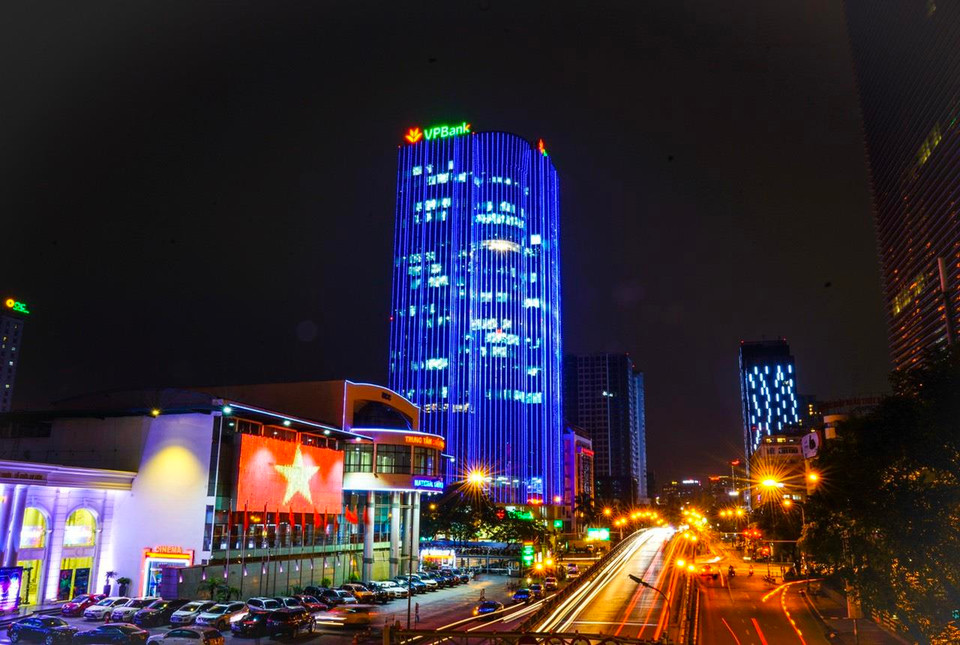  Tối 1/4, tại Tòa nhà VP Bank - số 89 Láng Hạ đã thắp đèn xanh lam vì người mắc chứng tự kỷ.(Ảnh: Nguyễn Linh Giang/Vietnam+)