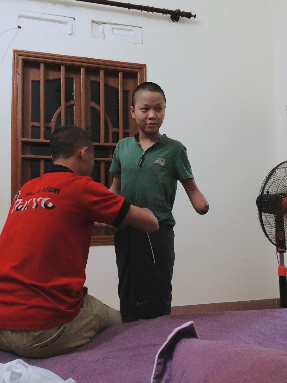 Nam thanh niên bị cắt cụt cả 2 cẳng tay. (Ảnh: PV/Vietnam+)