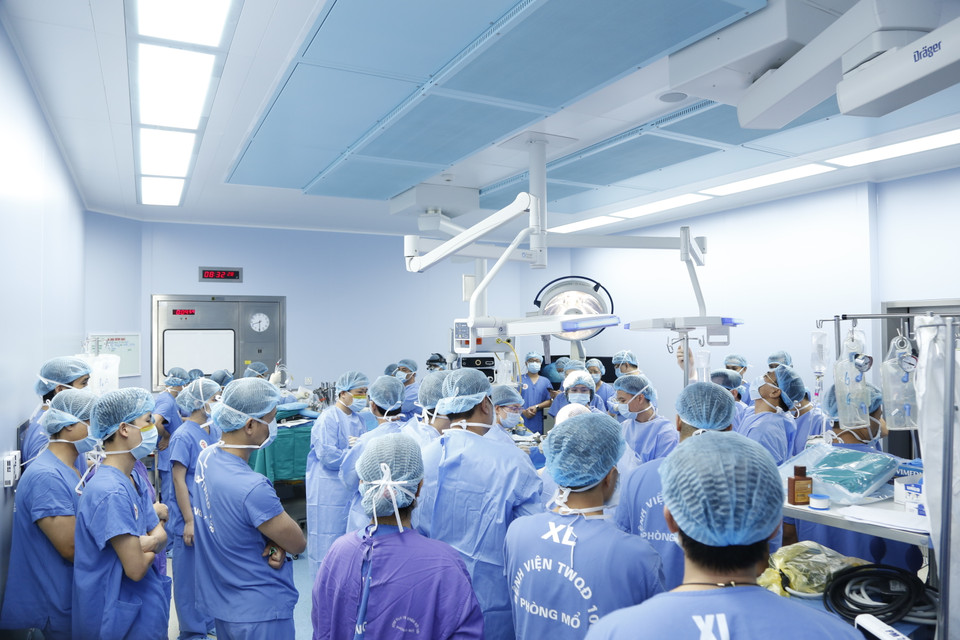  Hơn 150 bác sỹ, điều dưỡng, dược sỹ, kỹ thuật viên, nhân viên của Bệnh viện viện Trung ương Quân đội 108 cùng với sự tham gia phối hợp chặt chẽ của Bệnh viện Phổi Trung ương thực hiện thành công ca lấy, ghép đa mô tạng thứ 4. (Ảnh: PV/Vietnam+)