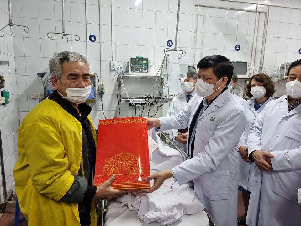 Bộ trưởng Bộ Y tế tặng quà Tết cho gia đình bệnh nhân tại Bệnh viện Hữu nghị Việt Đức. (Ảnh: PV/Vietnam+)