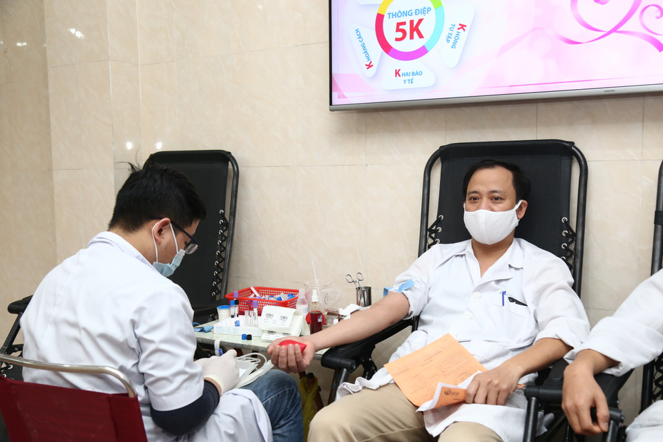 Các y bác sỹ lan tỏa phong trào hiến máu tình nguyện trong cộng đồng. (Ảnh: PV/Vietnam+)