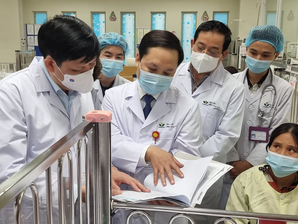 Bộ trưởng Bộ Y tế Nguyễn Thanh Long kiểm tra tại Khoa cấp cứu, Bệnh viện Nhi Trung ương. (Ảnh: T.G/Vietnam+)