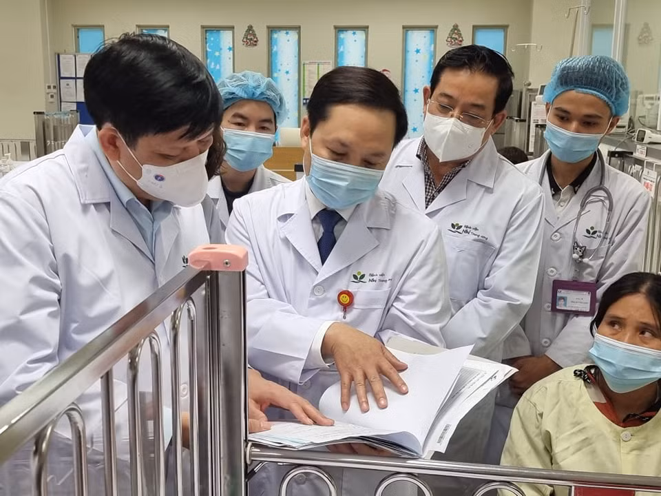 Bộ trưởng Bộ Y tế Nguyễn Thanh Long kiểm tra tại Khoa cấp cứu, Bệnh viện Nhi Trung ương. (Ảnh: T.G/Vietnam+)
