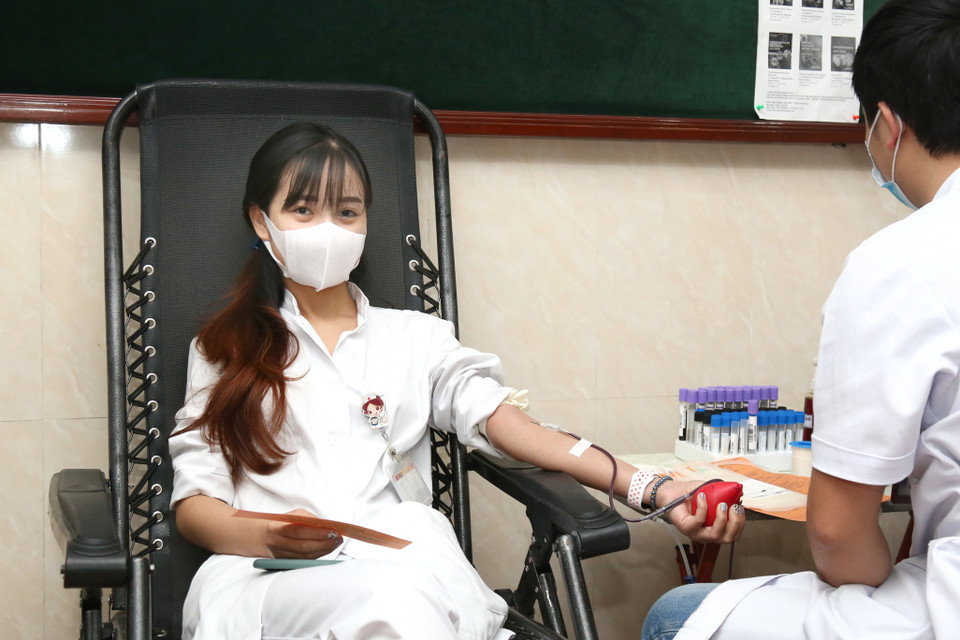 Công tác sàng lọc, chia giờ, phân luồng cho cán bộ, nhân viên y tế hiến máu được thực hiện hết sức cẩn thận. (Ảnh: PV/Vietnam+)