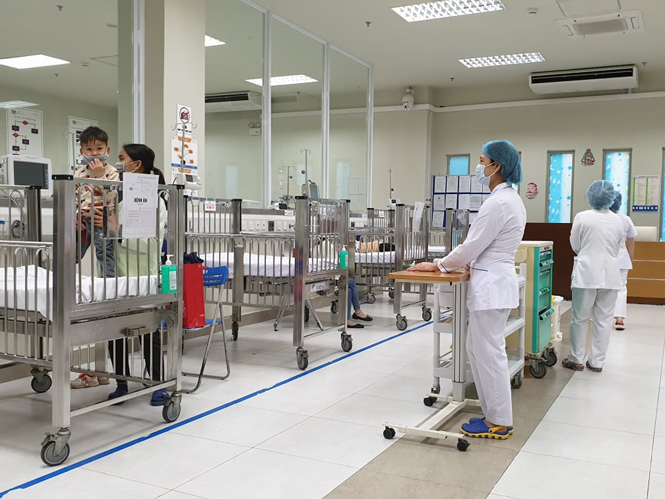 Các bệnh nhân điều trị tại Khoa Cấp cứu-Chống độc, Bệnh viện Nhi Trung ương. (Ảnh: T.G/Vietnam+)