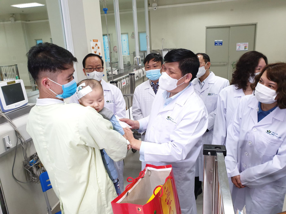 Trao quà, động viên các gia đình bệnh nhi trong bệnh viện. (Ảnh: PV/Vietnam+)