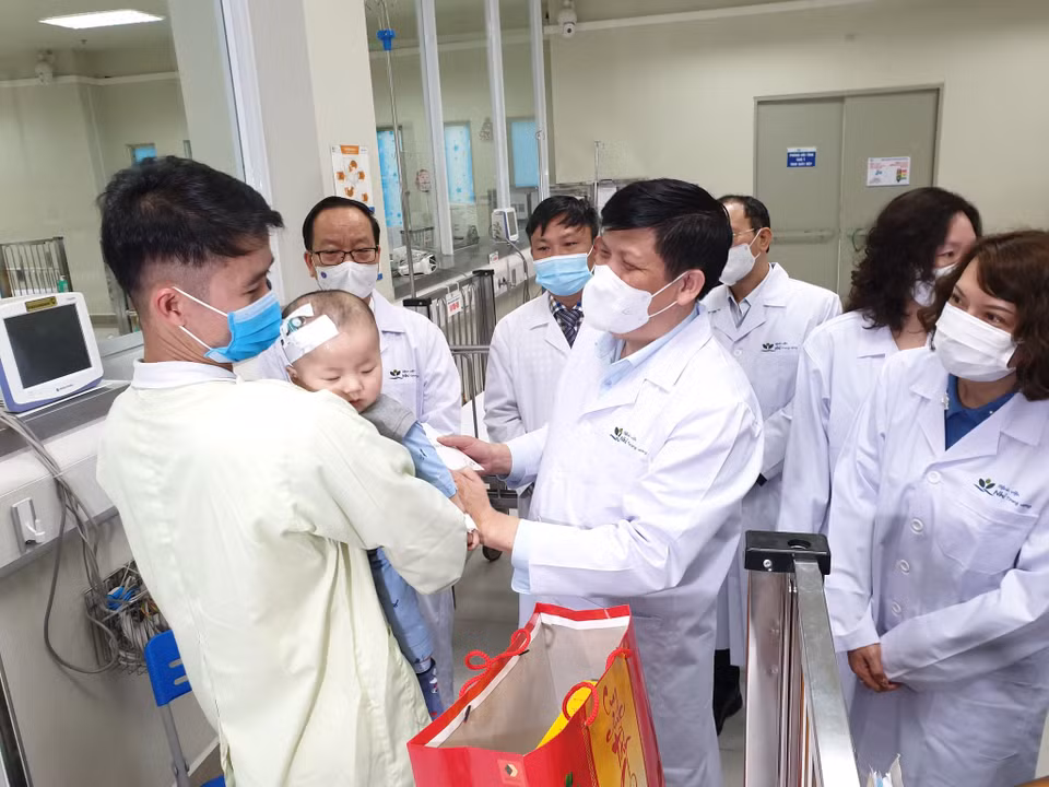 Trao quà, động viên các gia đình bệnh nhi trong bệnh viện. (Ảnh: PV/Vietnam+)