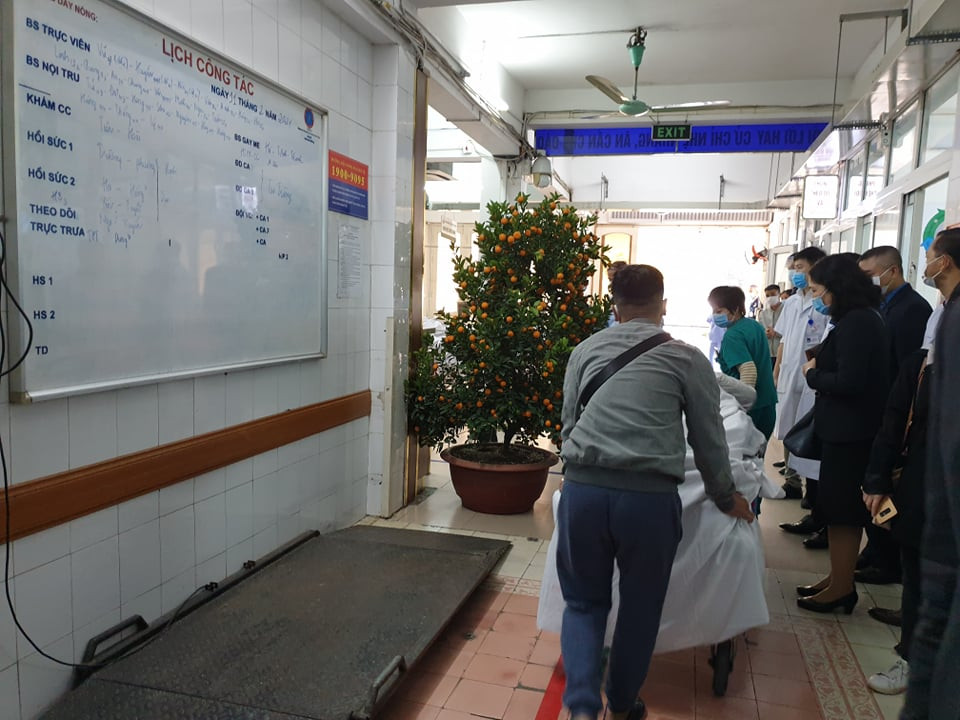 Cấp cứu cho bệnh nhân trưa 30 Tết. (Ảnh: T.G/Vietnam+)