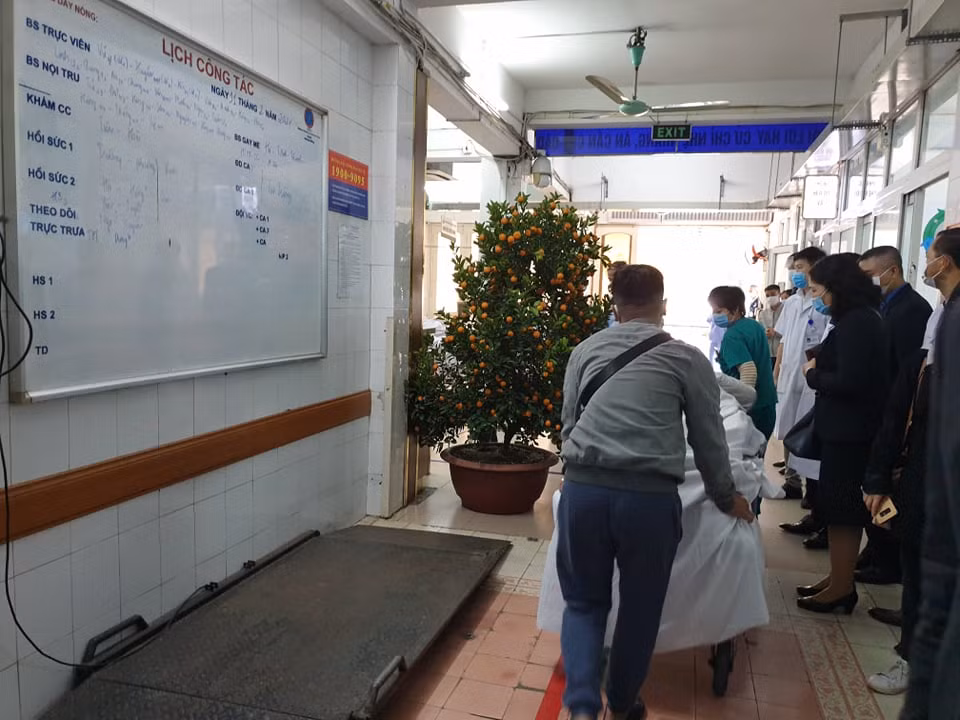 Cấp cứu cho bệnh nhân trưa 30 Tết. (Ảnh: T.G/Vietnam+)