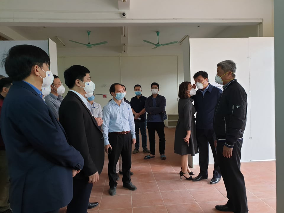 Thứ trưởng Bộ Y tế Nguyễn Trường Sơn kiểm tra tình hình trước khi đưa Bệnh viện Dã chiến số 3 vào hoạt động. (Ảnh: T.G/Vietnam+)