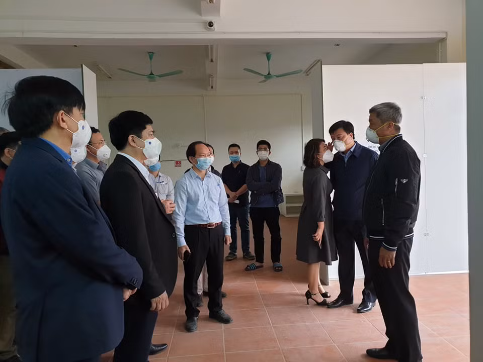 Thứ trưởng Bộ Y tế Nguyễn Trường Sơn kiểm tra tình hình trước khi đưa Bệnh viện Dã chiến số 3 vào hoạt động. (Ảnh: T.G/Vietnam+)