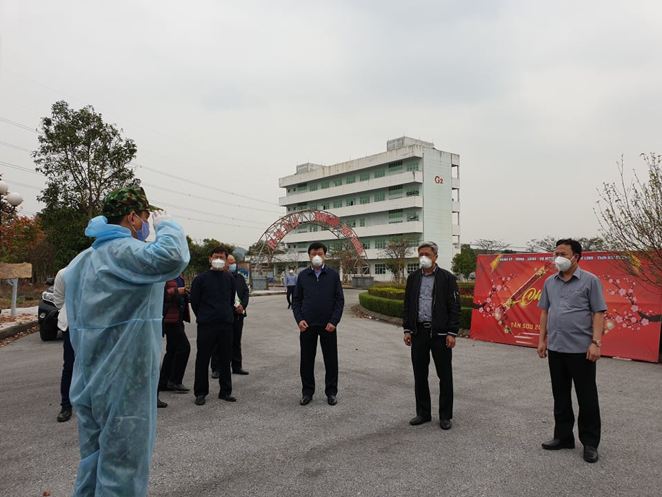 Lực lượng Quân đội tại Khu cách ly báo cáo tình hình với lãnh đạo Bộ Y tế. (Ảnh: T.G/Vietnam+)