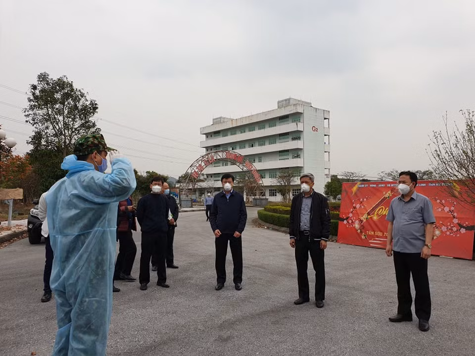 Lực lượng Quân đội tại Khu cách ly báo cáo tình hình với lãnh đạo Bộ Y tế. (Ảnh: T.G/Vietnam+)