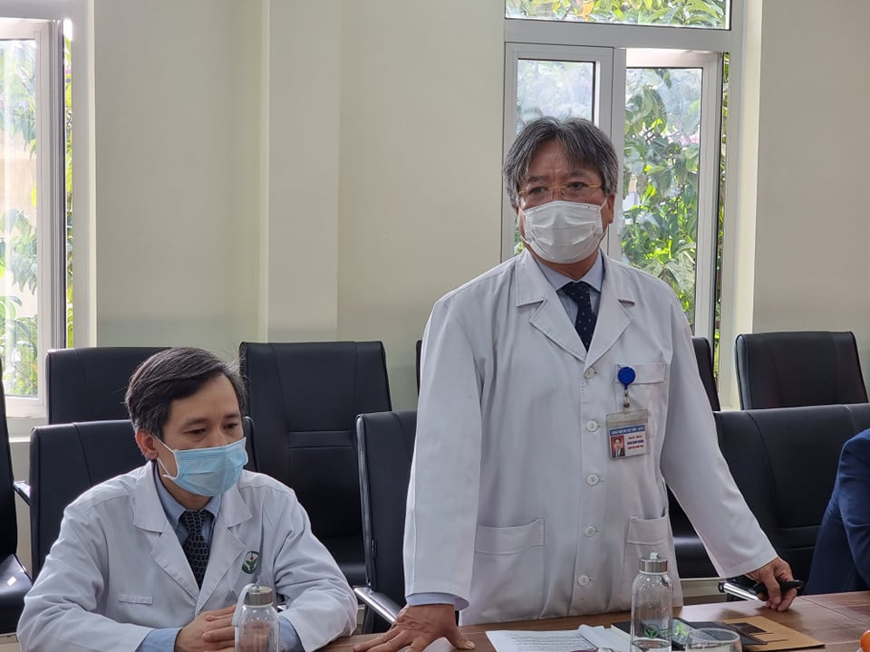 Giám đốc Bệnh viện Hữu Nghị Việt Đức báo cáo tình hình cấp cứu cho các bệnh nhân dịp Tết. (Ảnh: T.G/Vietnam+)