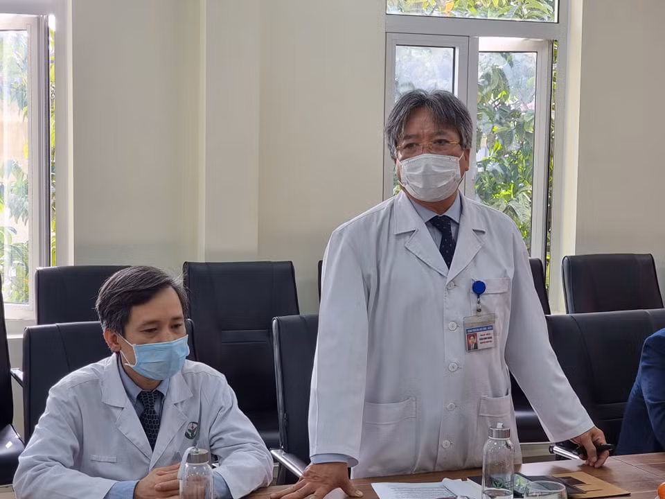 Giám đốc Bệnh viện Hữu Nghị Việt Đức báo cáo tình hình cấp cứu cho các bệnh nhân dịp Tết. (Ảnh: T.G/Vietnam+)