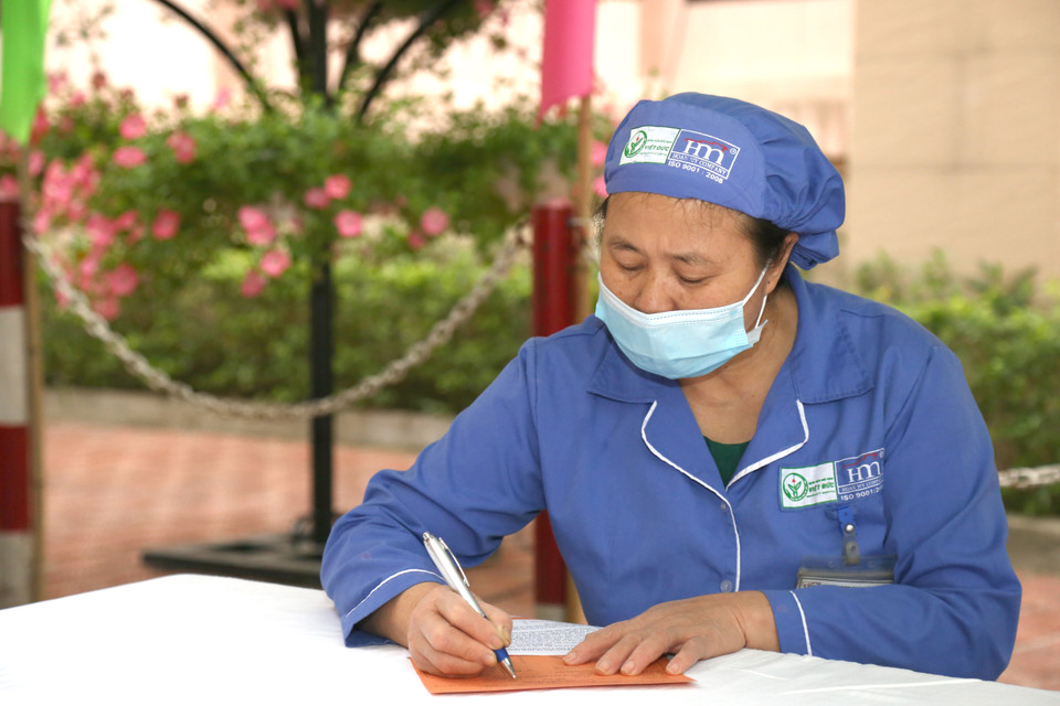 Những người lao công của bệnh viện cũng tham gia hiến máu. (Ảnh: PV/Vietnam+)