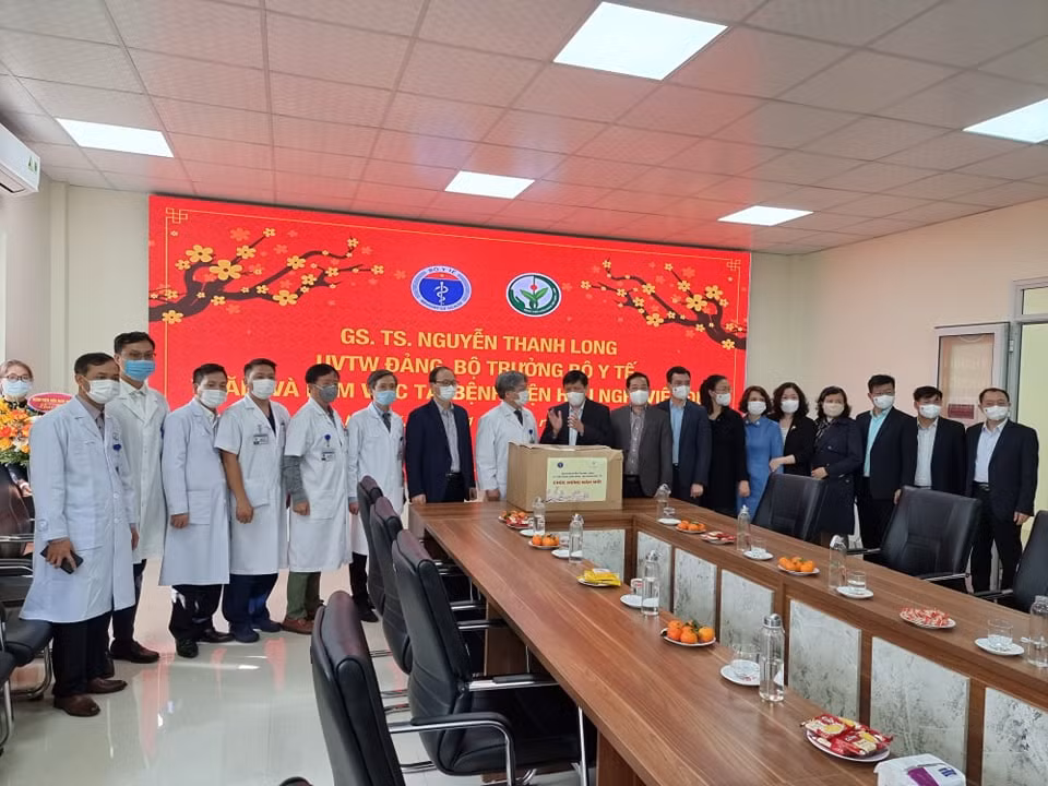 Bộ trưởng Bộ Y tế Nguyễn Thanh Long đã trao quà cho đại diện Bệnh viện Hữu nghị Việt Đức. (Ảnh: PV/Vietnam+)