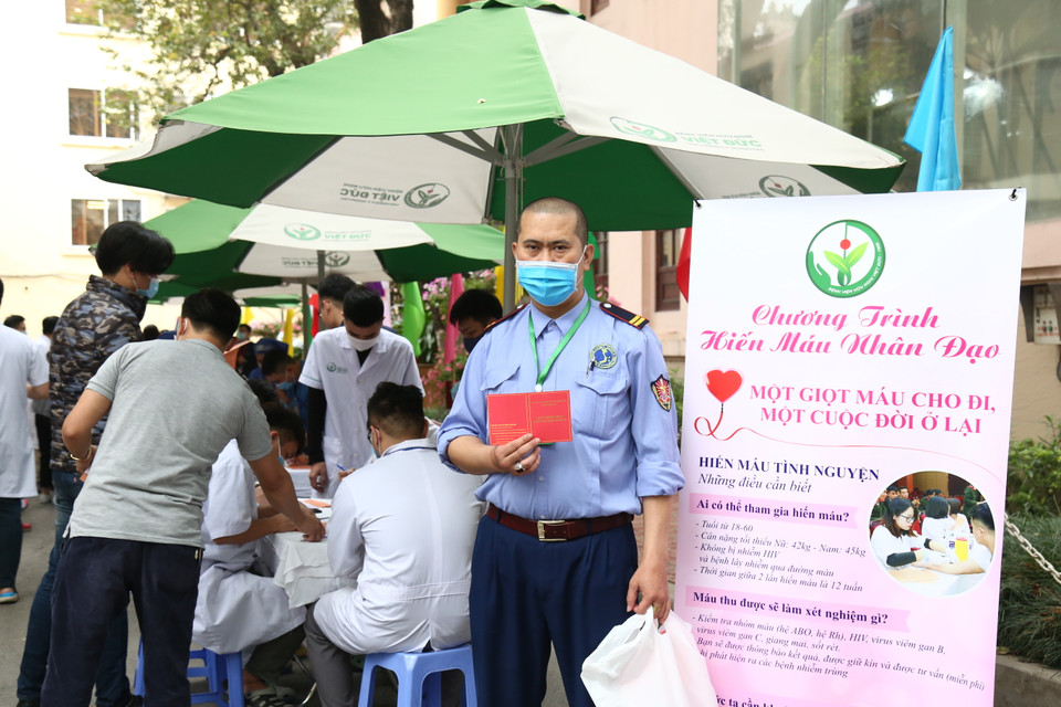 Những người bảo vệ của bệnh viện nhiệt tình hưởng ứng phong trào hiến máu nhân đạo. (Ảnh: PV/Vietnam+)