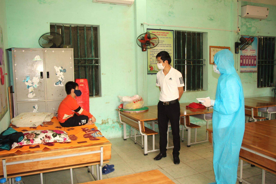 Điểm đặc biệt của khu cách ly tại Trường Tiểu học Lai Cách là các phụ huynh đều có thể cách ly cùng con nếu có nhu cầu. (Ảnh: PV/Vietnam+)