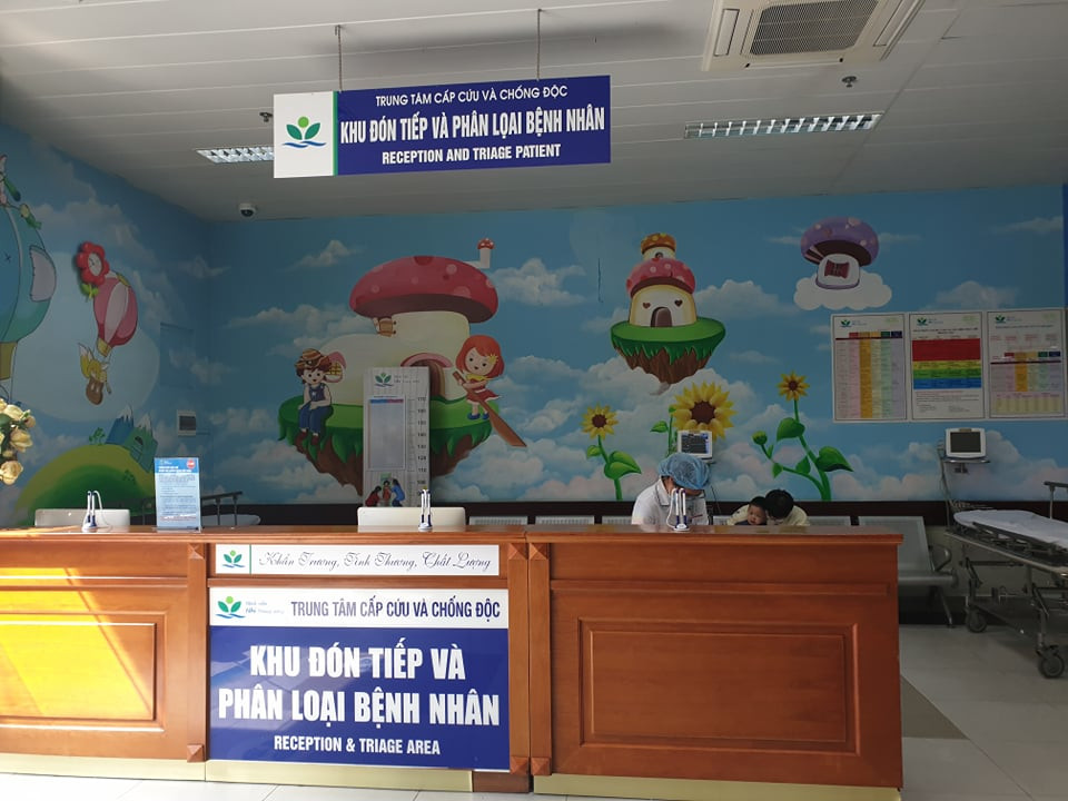 Nhân viên y tế đón tiếp bệnh nhân. (Ảnh: T.G/Vietnam+)