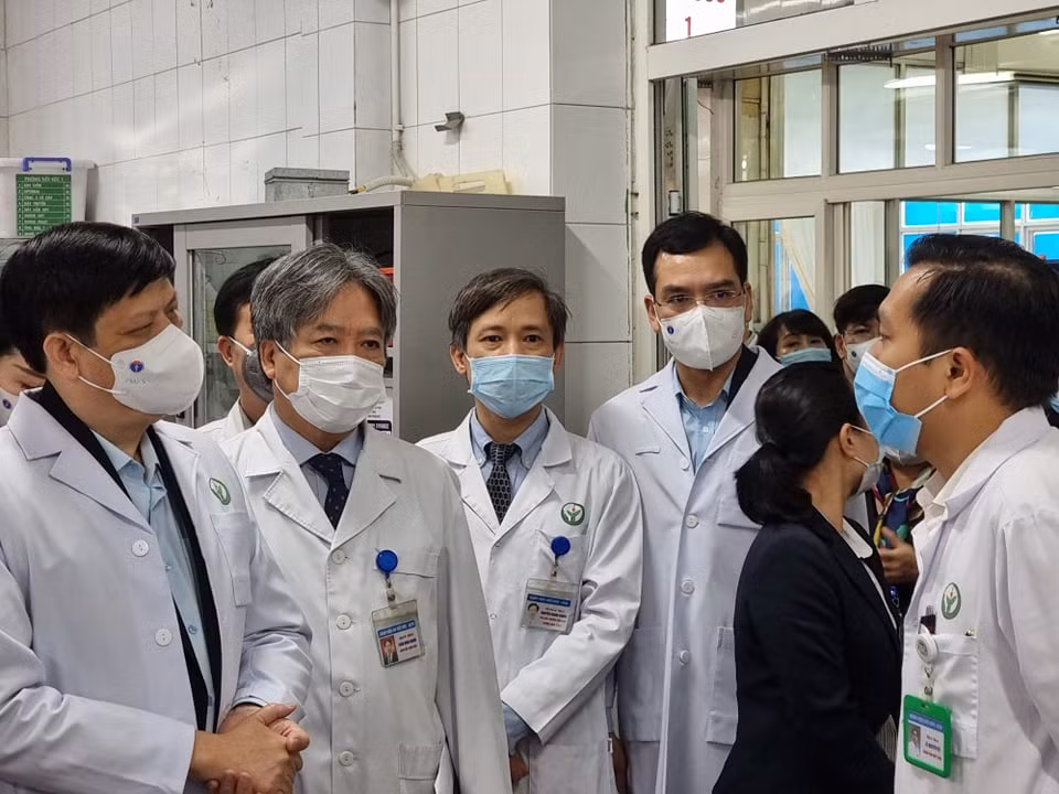 Lãnh đạo Bệnh viện Việt Đức báo cáo tình hình cấp cứu bệnh nhân. (Ảnh: T.G/Vietnam+)