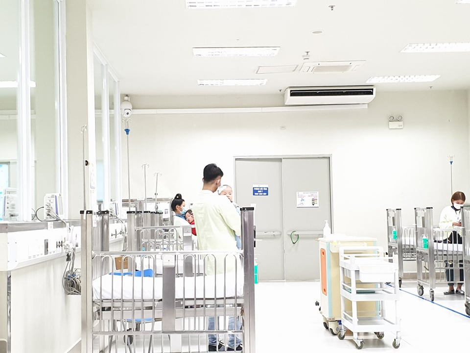 Có gần 1.000 trường hợp bệnh nhi ở lại viện điều trị tại Bệnh viện Nhi Trung ương. (Ảnh: T.G/Vietnam+)