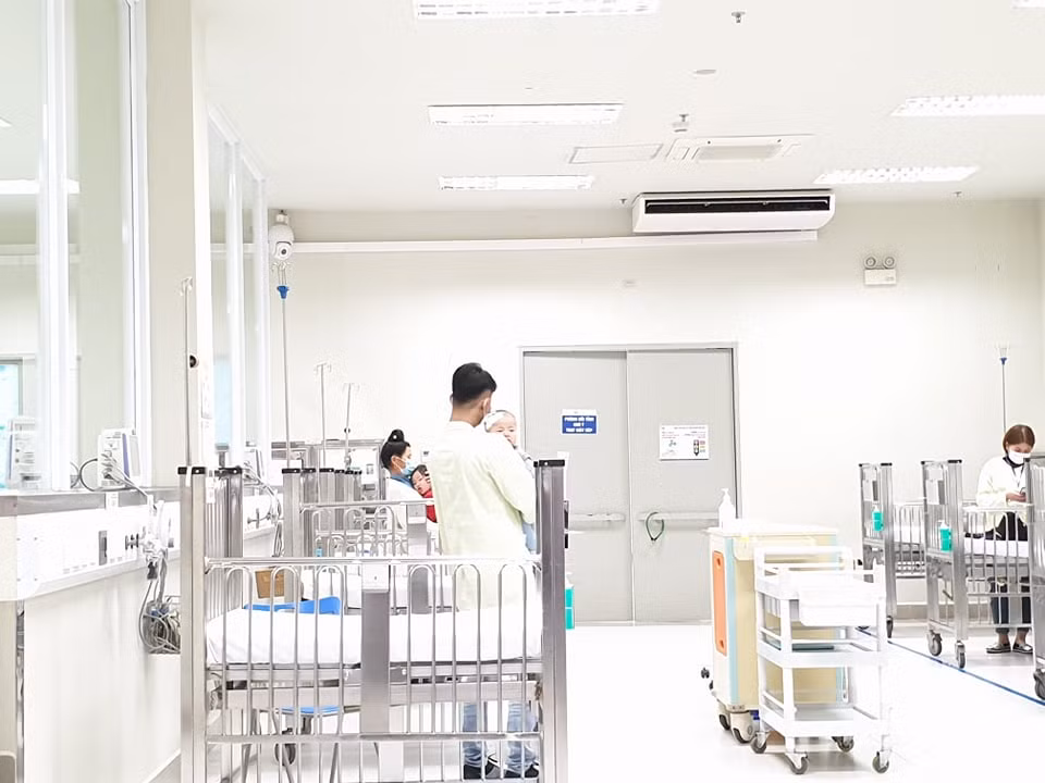 Có gần 1.000 trường hợp bệnh nhi ở lại viện điều trị tại Bệnh viện Nhi Trung ương. (Ảnh: T.G/Vietnam+)