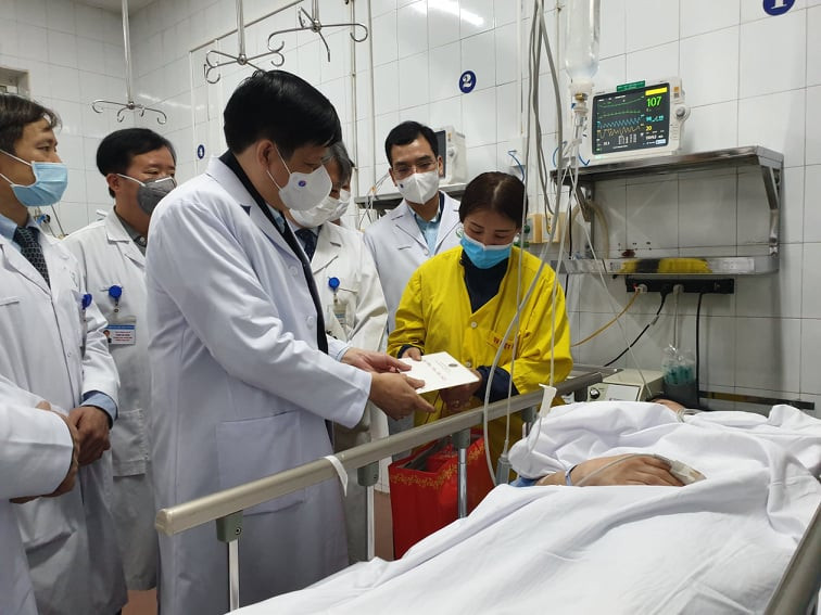 Trao quà cho người nhà bệnh nhân. (Ảnh: PV/Vietnam+)