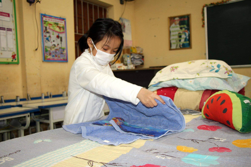 4 chiếc bàn ghép lại, 1 tấm chăn giày và hai chiếc gối thế là đủ ấm áp cho một cuộc chiến đấu xuyên Tết của các chiến binh. (Ảnh: PV/Vietnam+)