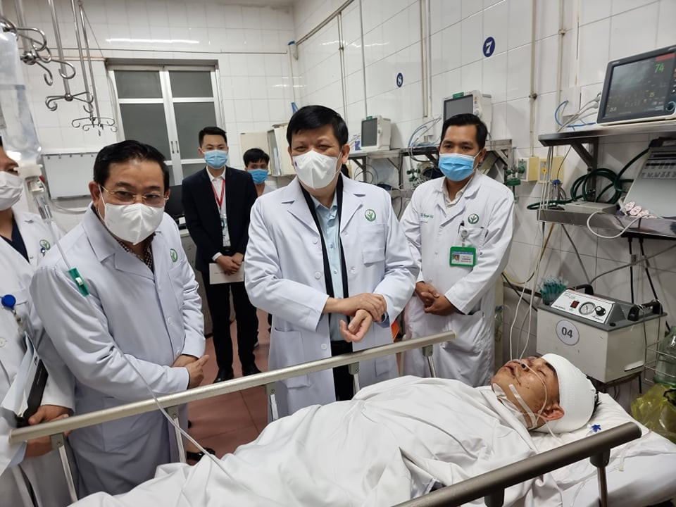 Bộ trưởng Bộ Y tế thăm hỏi sức khoẻ bệnh nhân. (Ảnh: T.G/Vietnam+)