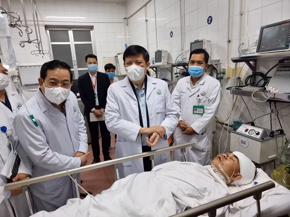 Bộ trưởng Bộ Y tế thăm hỏi sức khoẻ bệnh nhân. (Ảnh: T.G/Vietnam+)