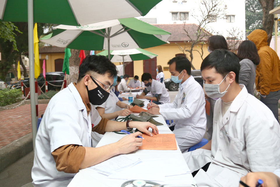 Hằng năm y bác sỹ Bệnh viện Hữu nghị Việt Đức tham gia hiến máu nhân đạo. (Ảnh: PV/Vietnam+)