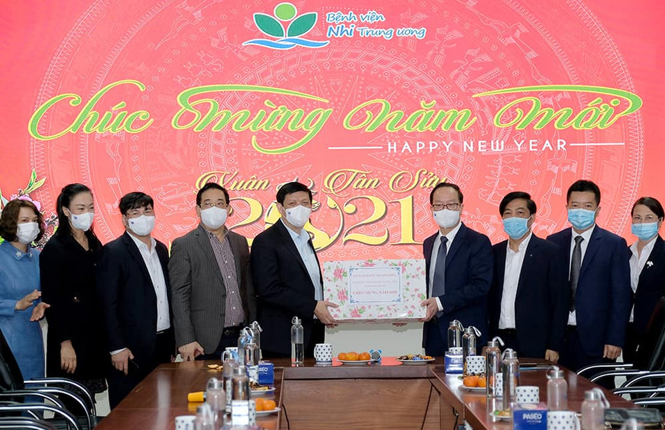 Bộ trưởng Bộ Y tế Nguyễn Thanh Long trao quà cho đại diện Bệnh viện Nhi Trung ương. (Ảnh: PV/Vietnam+)