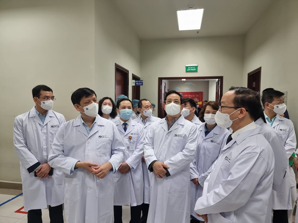 Lãnh đạo Bệnh viện Nhi Trung ương báo cáo tình hình bệnh nhân cấp cứu trong dịp Tết. (Ảnh: T.G/Vietnam+)