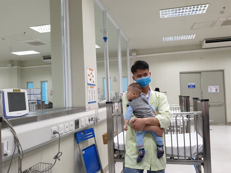 Bệnh nhi đang điều trị tại Khoa Hồi sức - Chống độc, Bệnh viện Nhi Trung ương. (Ảnh: PV/Vietnam+)