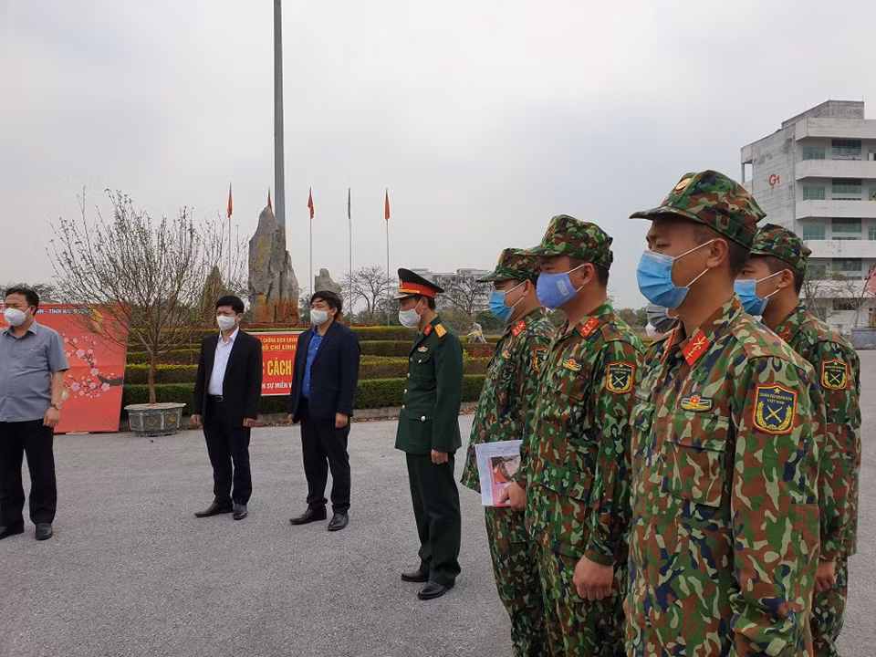 Lực lượng quân đội tại Khu cách ly Trường Đại học Sao đỏ. (Ảnh: T.G/Vietnam+)