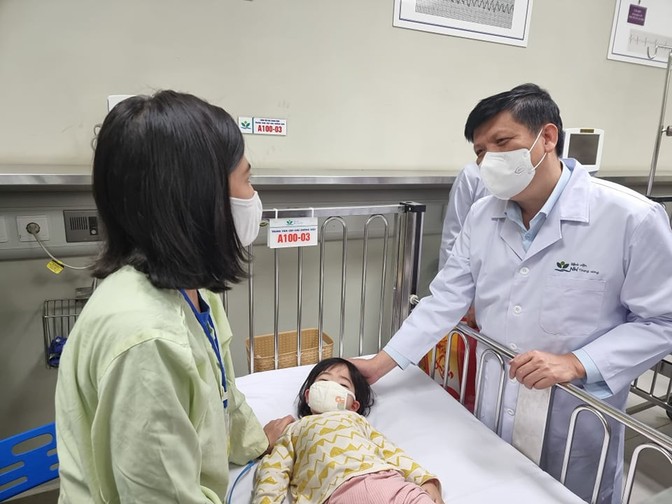 Hỏi thăm sức khoẻ cho các bệnh nhi ở lại viện dịp Tết. (Ảnh: T.G/Vietnam+)