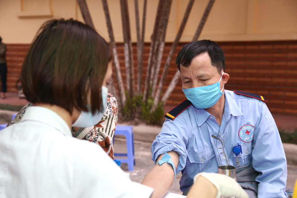 Lực lượng bảo vệ của Bệnh viện Hữu nghị Việt Đức tham gia hiến máu. (Ảnh: PV/Vietnam+)