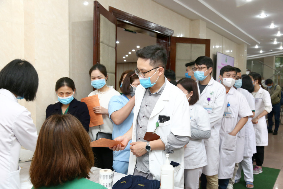 Các y bác sỹ thấm nhuần lời dạy của Bác Hồ 'Lương y phải như từ mẫu,' hiến máu cứu người là nghĩa cử cao đẹp. (Ảnh: PV/Vietnam+)