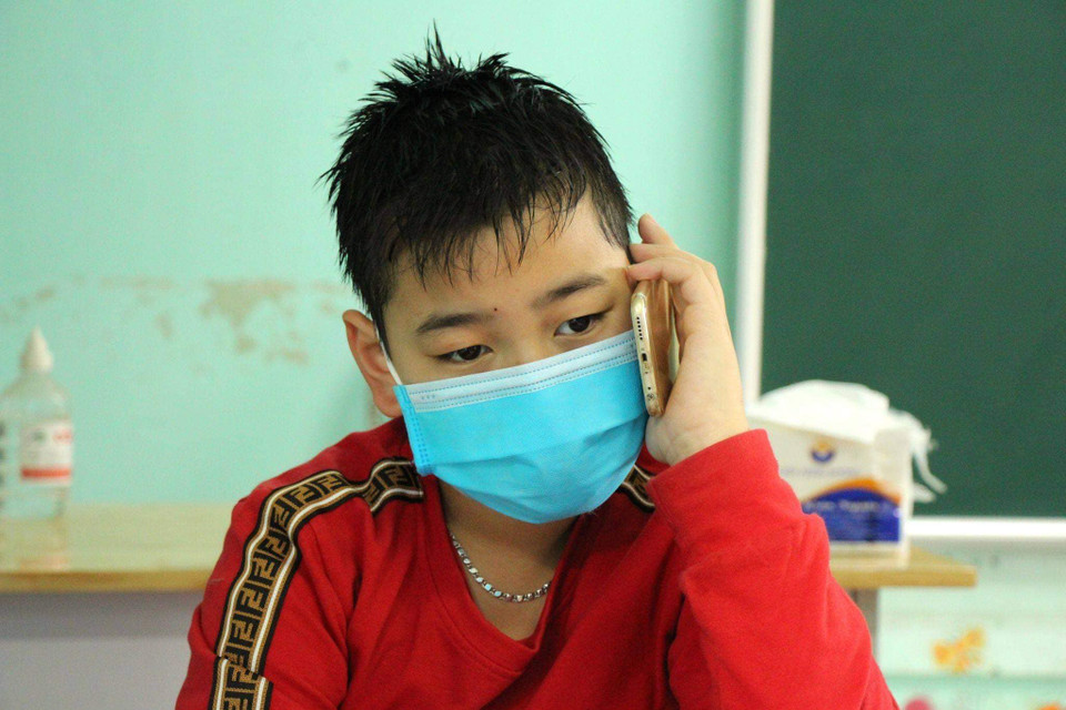 Sở dĩ các em là những chiến binh đặc biệt là bởi nhiều em đều đi cách ly một mình. (Ảnh: PV/Vietnam+)