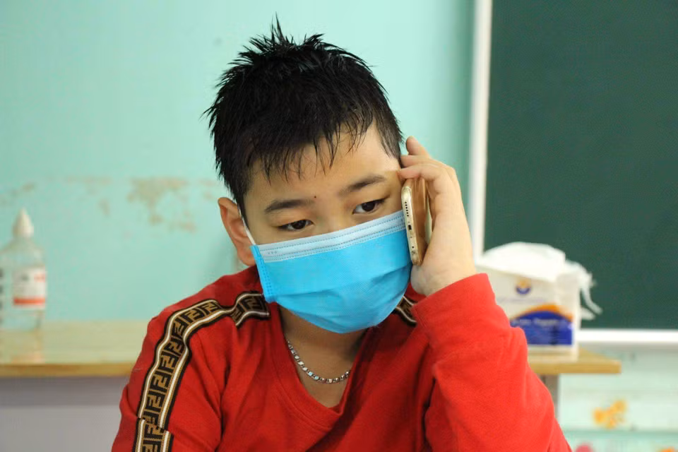 Sở dĩ các em là những chiến binh đặc biệt là bởi nhiều em đều đi cách ly một mình. (Ảnh: PV/Vietnam+)